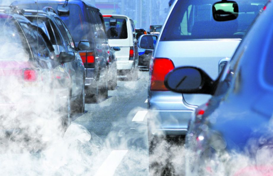 Brænderøg tyder på at være mindre farlig end trafikudstødning: 16 gange flere partikler fra diesel end fra brænderøg satte sig i luftvejene på forsøgspersoner.